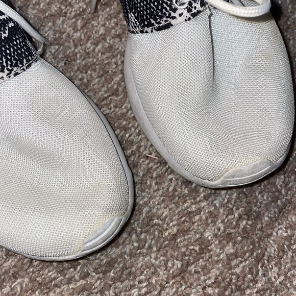 Nike. Size 7 Women’s Tennis Shoes - Picture 3 of 6